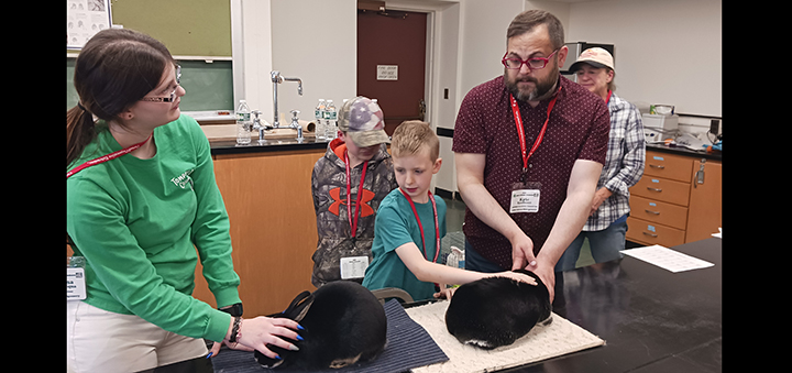 4-H youth meet and learn at Cornell Animal Crackers program